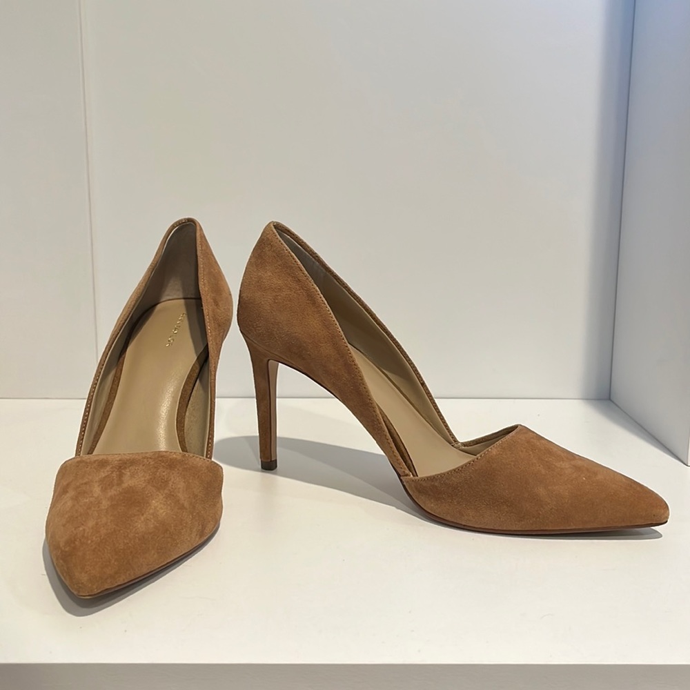 Ann Taylor Azra Suede Pumps 
Style #:545344 
Size: 10
Color: Posh Camel